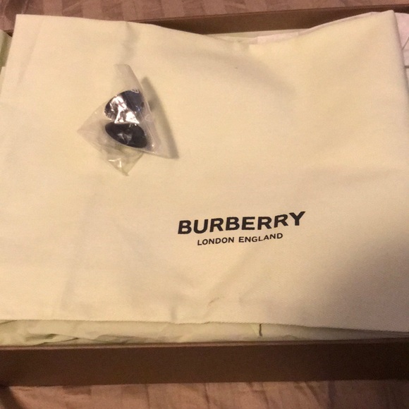 Burberry shoes - Picture 2 of 6